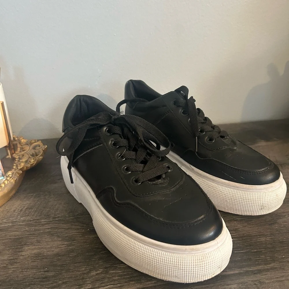 Ideal Shoes black lace-up platform sneakers